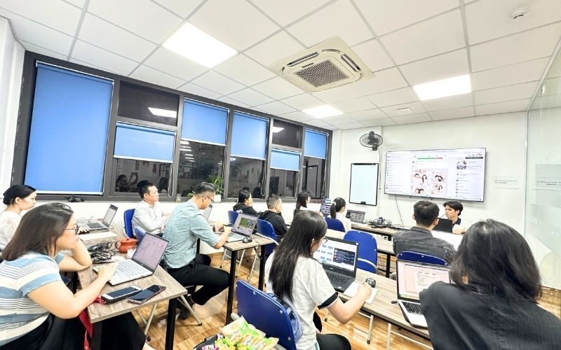 Học trực tiếp tại công ty Agency Marketing, lớp học giới hạn từ 10-15 học viên